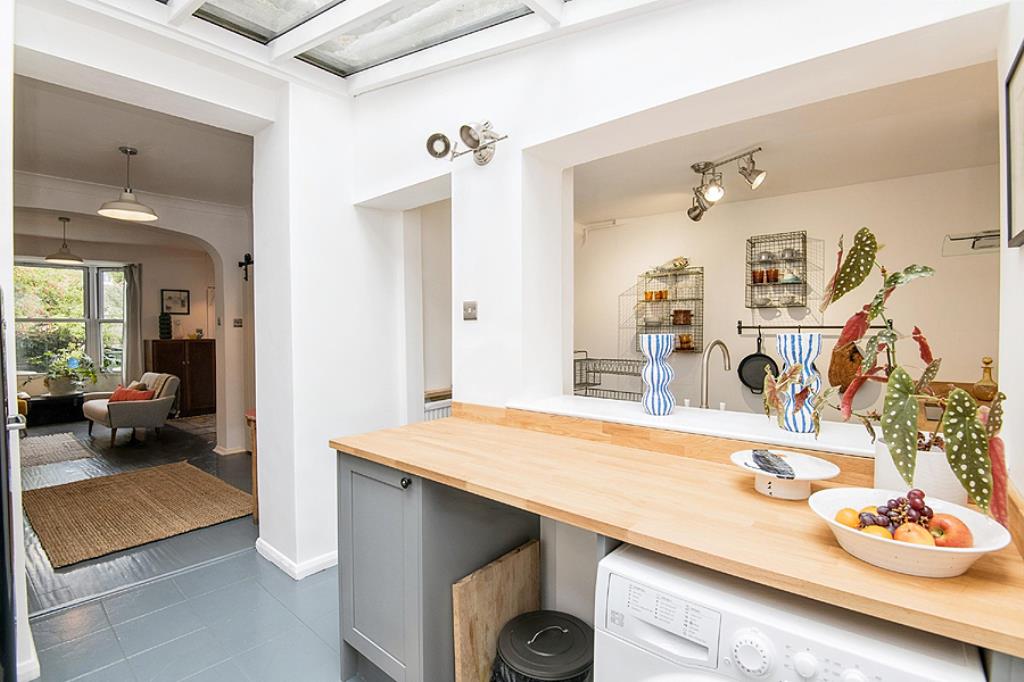 Lot: 143 - THREE STOREY THREE-BEDROOM TOWN HOUSE - Breakfast room area